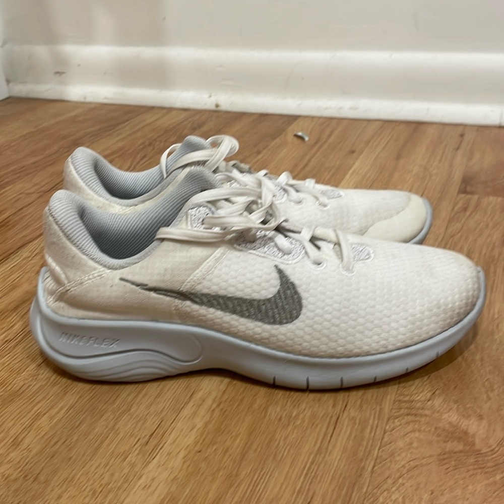 White Nike flex sneakers 6.5